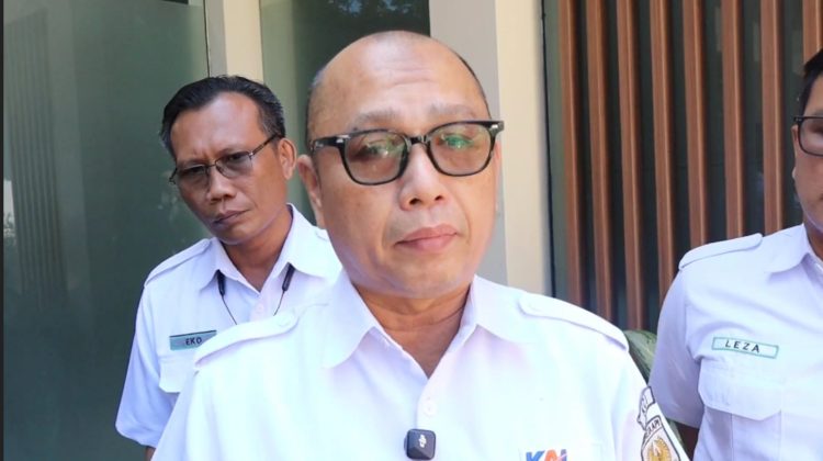 Pelemparan Batu Kereta