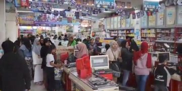 Suasana di salah satu toko buku kawasan Jalan AH Nasution, Bandung, Minggu (13/7/2025). (Uby/pasjabar)