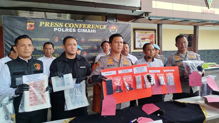 produksi uang palsu