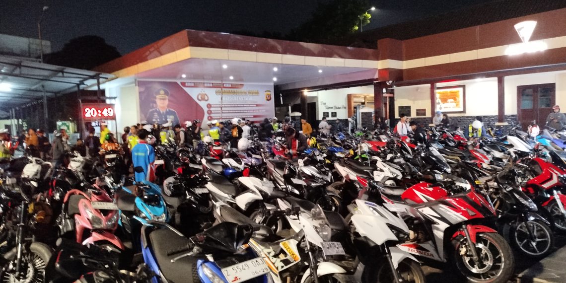 Satlantas Polres Cimahi menjaring lebih dari 110 pelanggar dalam razia knalpot brong di Jalan Amir Mahmud, Selasa (15/7/25) malam. (Uby/pasjabar)