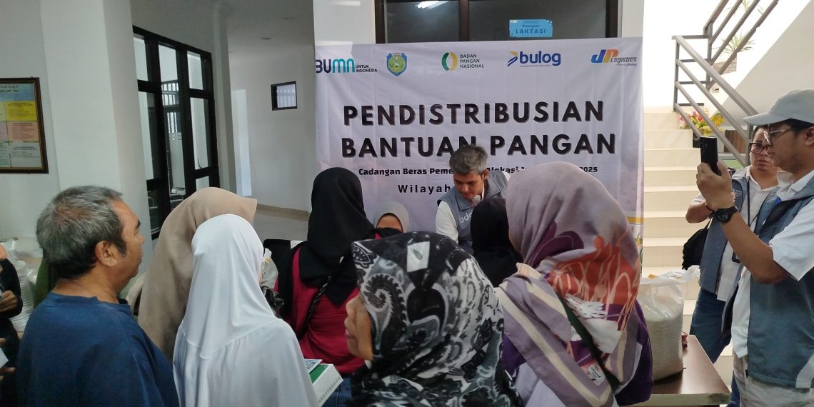 Pembagian Beras Gratis