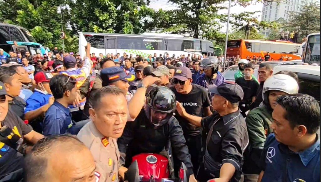 pengendara sepeda motor dikeroyok pendemo. (Uby/pasjabar)