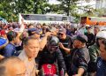 pengendara sepeda motor dikeroyok pendemo. (Uby/pasjabar)