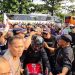 pengendara sepeda motor dikeroyok pendemo. (Uby/pasjabar)