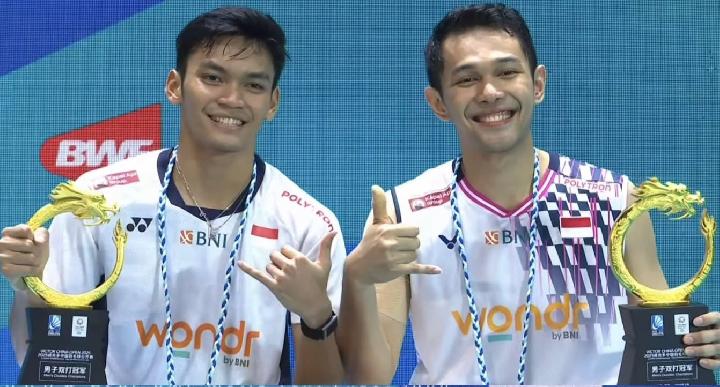 Ganda putra Indonesia Fajar Alfian / Muhammad Shohibul Fikri menjuarai turnamen BWF World Tour Super 1000 China Open 2025, Minggu, 27 Juli. (Instagram/@badminton_talk/Youtube BWF)