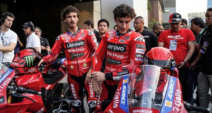 Francesco Bagnaia dan Marc Marquez. Foto: NurPhoto via Getty Images/Anusak Laowilas