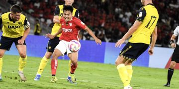 Pemain Liga Indonesia All Stars Witan Sulaiman (ketiga kiri) mencoba melewati pesepak bola Oxford United FC Cameron Brannagan (kiri), Louie Sibley (kedua kiri) dan Stanley Mills (kanan) saat pertandingan Piala Presiden 2025 di Stadion Gelora Bung Karno, Jakarta, Minggu (6/7/2025). ANTARA FOTO/Muhammad Adimaja/agr