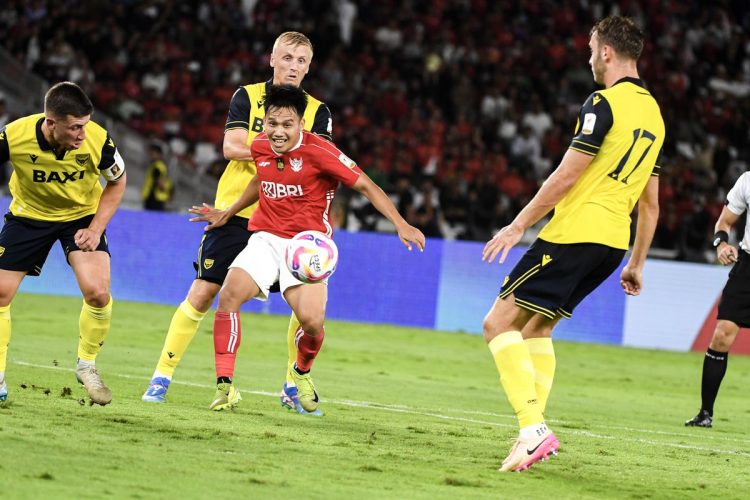 Pemain Liga Indonesia All Stars Witan Sulaiman (ketiga kiri) mencoba melewati pesepak bola Oxford United FC Cameron Brannagan (kiri), Louie Sibley (kedua kiri) dan Stanley Mills (kanan) saat pertandingan Piala Presiden 2025 di Stadion Gelora Bung Karno, Jakarta, Minggu (6/7/2025). ANTARA FOTO/Muhammad Adimaja/agr