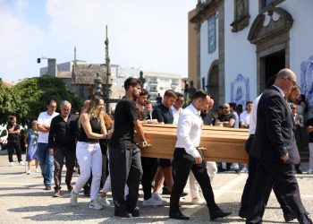 Kerabat mengikuti peti mati pemain sepak bola Portugal Diogo Jota yang dibawa keluar dari gereja setelah upacara pemakaman di Gondomar, di pinggiran Porto, pada 5 Juli 2025. (AFP/FILIPE AMORIM)