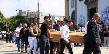 Kerabat mengikuti peti mati pemain sepak bola Portugal Diogo Jota yang dibawa keluar dari gereja setelah upacara pemakaman di Gondomar, di pinggiran Porto, pada 5 Juli 2025. (AFP/FILIPE AMORIM)