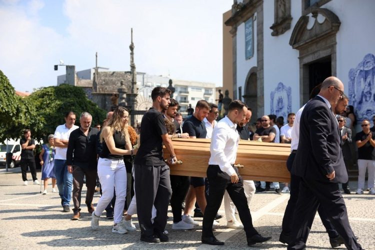 Kerabat mengikuti peti mati pemain sepak bola Portugal Diogo Jota yang dibawa keluar dari gereja setelah upacara pemakaman di Gondomar, di pinggiran Porto, pada 5 Juli 2025. (AFP/FILIPE AMORIM)