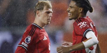 Penyerang Manchester United Ethan Williams (Kanan) merayakan gol keempat timnya pada laga Premier League Summer Series antara Manchester United dan AFC Bournemouth di Soldier Field di Chicago, Illinois pada 30 Juli 2025.(AFP/KAMIL KRZACZYNSKI)