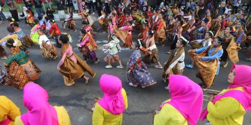 PARA penari menari bersama tarian Ngabatik Bersama pada acara Bandung Arts Festival #11 dengan tema "Jejak Budaya dalam Jelajah Limbah", di Taman Budaya Jawa Barat, Dago Tea House, Kota Bandung, Jumat (25/72025). (Eci/pasjabar)