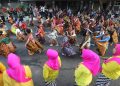 PARA penari menari bersama tarian Ngabatik Bersama pada acara Bandung Arts Festival #11 dengan tema "Jejak Budaya dalam Jelajah Limbah", di Taman Budaya Jawa Barat, Dago Tea House, Kota Bandung, Jumat (25/72025). (Eci/pasjabar)