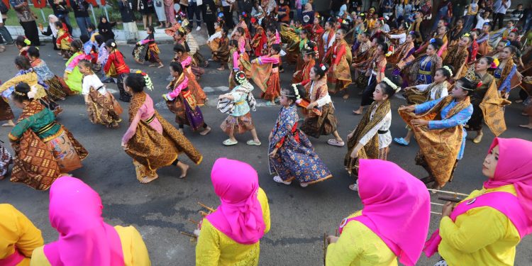 PARA penari menari bersama tarian Ngabatik Bersama pada acara Bandung Arts Festival #11 dengan tema "Jejak Budaya dalam Jelajah Limbah", di Taman Budaya Jawa Barat, Dago Tea House, Kota Bandung, Jumat (25/72025). (Eci/pasjabar)