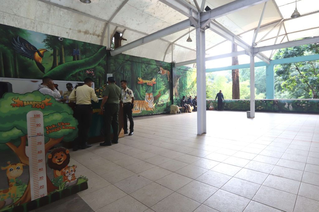 PETUGAS Kepolisian dan keamanan berjaga di depan pintuk masuk Kebun Binatang Bandung (Bandung Zoo), Jalan Tamansari, Kota Bandung, Kamis (3/7/2025). (Eci/pasjabar)