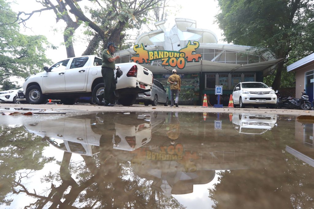PETUGAS Kepolisian dan keamanan berjaga di depan pintuk masuk Kebun Binatang Bandung (Bandung Zoo), Jalan Tamansari, Kota Bandung, Kamis (3/7/2025). (Eci/pasjabar)