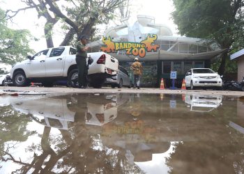PETUGAS Kepolisian dan keamanan berjaga di depan pintuk masuk Kebun Binatang Bandung (Bandung Zoo), Jalan Tamansari, Kota Bandung, Kamis (3/7/2025). (Eci/pasjabar)