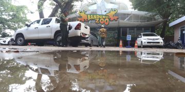 PETUGAS Kepolisian dan keamanan berjaga di depan pintuk masuk Kebun Binatang Bandung (Bandung Zoo), Jalan Tamansari, Kota Bandung, Kamis (3/7/2025). (Eci/pasjabar)