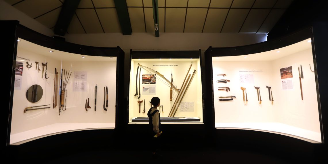 PENGUNJUNG mengamati benda pusaka yang dipamerkan pada Pameran Pusaka Nusantara di Museum Sri Baduga, Jalan BKR, Kota Bandung, Selasa (29/7/2025). (Eci/pasjabar)