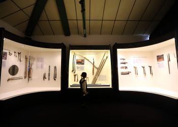 PENGUNJUNG mengamati benda pusaka yang dipamerkan pada Pameran Pusaka Nusantara di Museum Sri Baduga, Jalan BKR, Kota Bandung, Selasa (29/7/2025). (Eci/pasjabar)