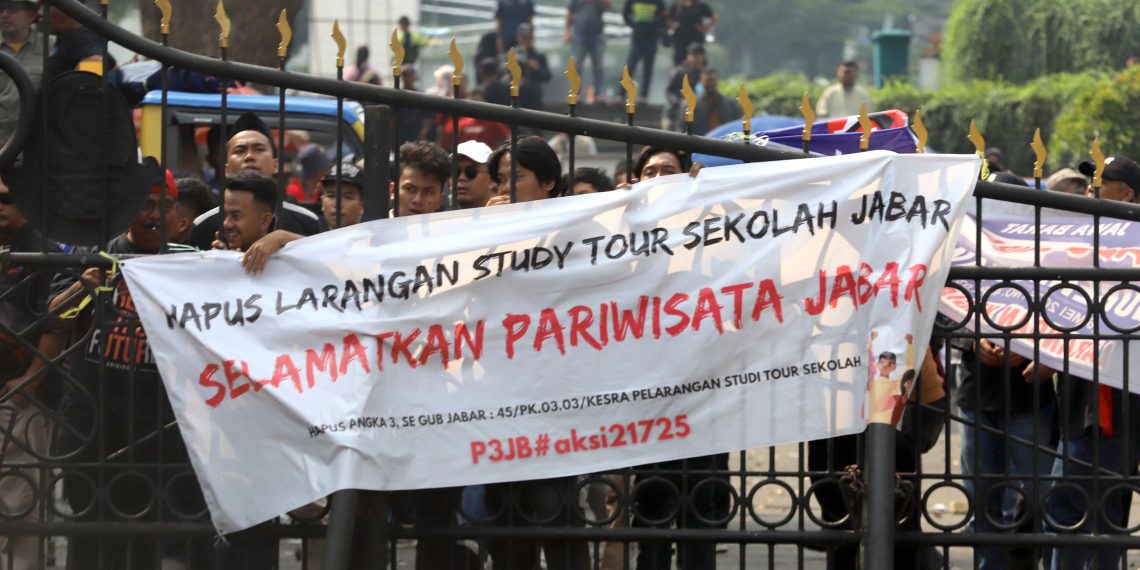 MASSA dari Solidaritas Para Pekerja Pariwisata Jawa Barat melakukan aksi unjukrasa di depan Gedung Sate, Jalan Diponegoro, Kota Bandung, Senin (21/7/2025). (Eci/pasjabar)