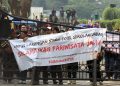 MASSA dari Solidaritas Para Pekerja Pariwisata Jawa Barat melakukan aksi unjukrasa di depan Gedung Sate, Jalan Diponegoro, Kota Bandung, Senin (21/7/2025). (Eci/pasjabar)