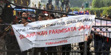 MASSA dari Solidaritas Para Pekerja Pariwisata Jawa Barat melakukan aksi unjukrasa di depan Gedung Sate, Jalan Diponegoro, Kota Bandung, Senin (21/7/2025). (Eci/pasjabar)