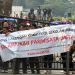 MASSA dari Solidaritas Para Pekerja Pariwisata Jawa Barat melakukan aksi unjukrasa di depan Gedung Sate, Jalan Diponegoro, Kota Bandung, Senin (21/7/2025). (Eci/pasjabar)