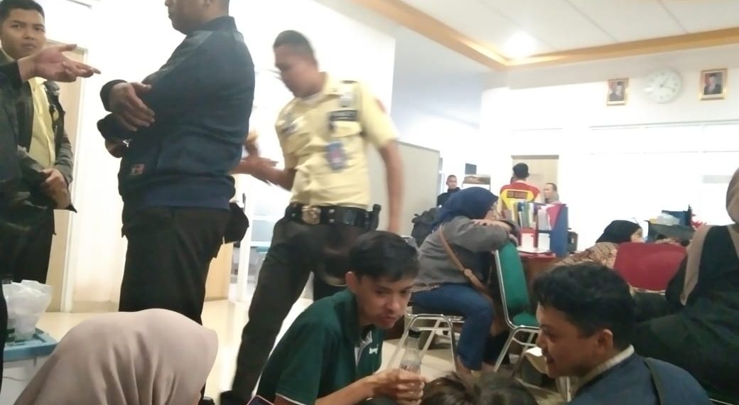 karyawan bersiaga di depan pintu ruang keuangan Bandung Zoo. (Ist)