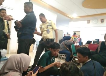 karyawan bersiaga di depan pintu ruang keuangan Bandung Zoo. (Ist)