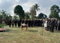 Bupati Purwakarta, Saepul Bahri Binzein atau yang akrab disapa Om Zein, melantik 14 pejabat di area persawahan Kampung Parakanceuri, Desa Pusakamulya, Kecamatan Kiarapedes, Jumat (4/7/2025). (Put/pasjabar)