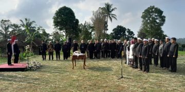 Bupati Purwakarta, Saepul Bahri Binzein atau yang akrab disapa Om Zein, melantik 14 pejabat di area persawahan Kampung Parakanceuri, Desa Pusakamulya, Kecamatan Kiarapedes, Jumat (4/7/2025). (Put/pasjabar)