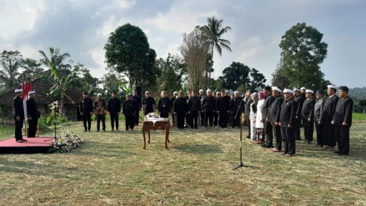 Bupati Purwakarta, Saepul Bahri Binzein atau yang akrab disapa Om Zein, melantik 14 pejabat di area persawahan Kampung Parakanceuri, Desa Pusakamulya, Kecamatan Kiarapedes, Jumat (4/7/2025). (Put/pasjabar)