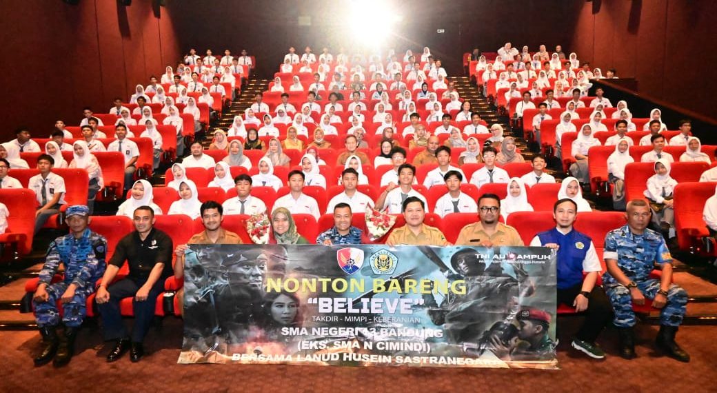 Lanud Husein tanamkan patriotisme lewat nobar film “Believe” bareng siswa SMAN 13 Bandung. (Ist)