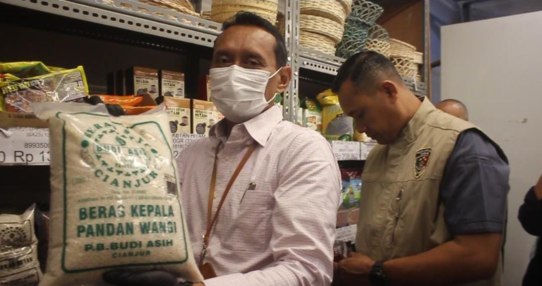 Polda Jabar dan Disperindag Sidak Temukan Beras Tanpa Izin Edar