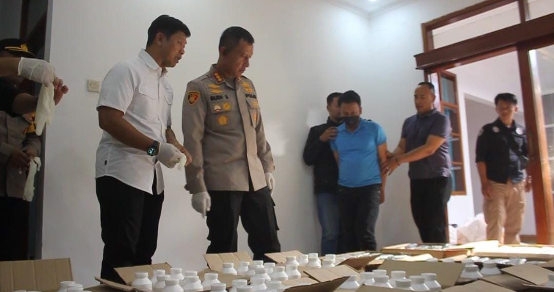 Petugas Satuan Reserse Narkoba Polrestabes Bandung berhasil meringkus seorang pria berinisial IB, penjaga gudang penyimpanan 1,4 juta butir obat-obatan terlarang. (Ave/pasjabar)