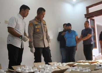 Petugas Satuan Reserse Narkoba Polrestabes Bandung berhasil meringkus seorang pria berinisial IB, penjaga gudang penyimpanan 1,4 juta butir obat-obatan terlarang. (Ave/pasjabar)