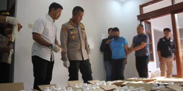 Petugas Satuan Reserse Narkoba Polrestabes Bandung berhasil meringkus seorang pria berinisial IB, penjaga gudang penyimpanan 1,4 juta butir obat-obatan terlarang. (Ave/pasjabar)