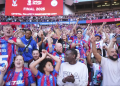Para suporter Crystal Palace mendukung timnya dalam laga final Piala FA melawan Manchester City yang berlangsung di Stadion Wembley, London, Inggris, Sabtu (17/05/2025). (AP Photo/Kirsty Wigglesworth)