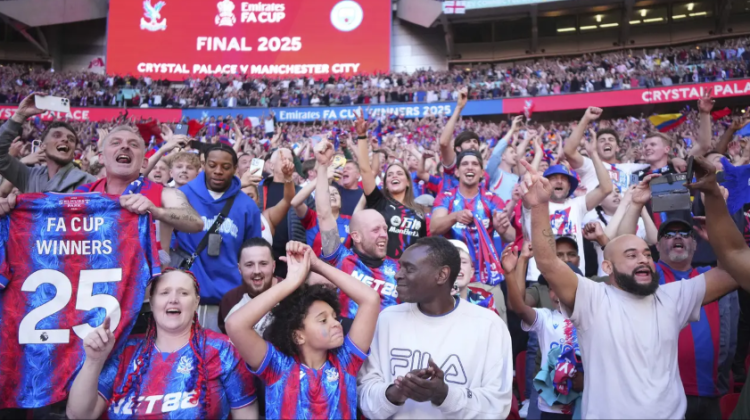 Para suporter Crystal Palace mendukung timnya dalam laga final Piala FA melawan Manchester City yang berlangsung di Stadion Wembley, London, Inggris, Sabtu (17/05/2025). (AP Photo/Kirsty Wigglesworth)