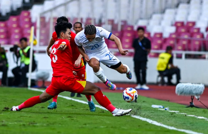 Pesepak bola Timnas U-23 Vietnam Ly Duc Pham (kiri) menghalau pesepak bola Timnas U-23 Filipina Javier Alessandro Mariona (kanan). (ANTARA)