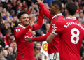 Jadon Sancho, Marcus Rashford, dan Bruno Fernandes melakukan selebrasi setelah merobek gawang Leicester City dalam lanjutan Liga Inggris 2022/2023 di Old Trafford, Minggu (19/2/2023) malam WIB. (AP Photo/Dave Thompson)