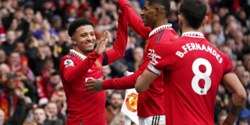 Jadon Sancho, Marcus Rashford, dan Bruno Fernandes melakukan selebrasi setelah merobek gawang Leicester City dalam lanjutan Liga Inggris 2022/2023 di Old Trafford, Minggu (19/2/2023) malam WIB. (AP Photo/Dave Thompson)