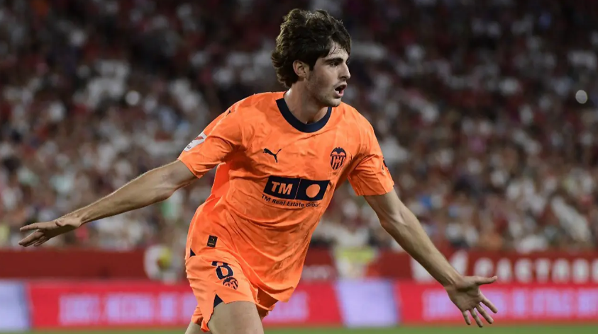 Pemain Valencia Javi Guerra. (CRISTINA QUICLER/AFP)