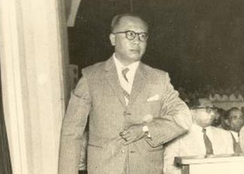 Perdana Menteri Djuanda saat berjalan menuju mimbar untuk memberikan pidato di sidang Konstituante.(Preanger Studio)