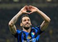 Selebrasi Hakan Calhanoglu dalam laga Liga Champions antara Inter Milan vs Feyenoord, Rabu (12/3/2025). (c) AP Photo/Luca Bruno