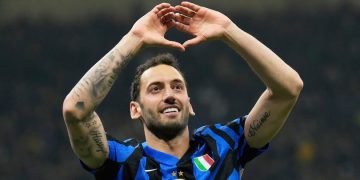 Selebrasi Hakan Calhanoglu dalam laga Liga Champions antara Inter Milan vs Feyenoord, Rabu (12/3/2025). (c) AP Photo/Luca Bruno