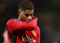 Ekspresi lesu dari Marcus Rashford setelah Manchester United kalah 0-3 dari Bournemouth dalam lanjutan Premier League 2023/2024, Sabtu (9/12/2023) malam WIB. (AFP/Oli Scarff)