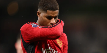 Ekspresi lesu dari Marcus Rashford setelah Manchester United kalah 0-3 dari Bournemouth dalam lanjutan Premier League 2023/2024, Sabtu (9/12/2023) malam WIB. (AFP/Oli Scarff)